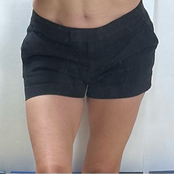 Aritzia Wilfred Women’s low rise black cotton micro cargo shorts. Size 6 - Picture 2 of 13
